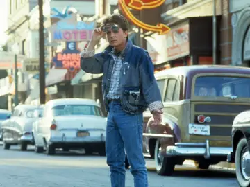 'Regreso al Futuro' es la icónica trilogía de ciencia ficción que sigue las aventuras de Marty McFly y Doc Brown a través del tiempo 'Regreso al Futuro' es la icónica trilogía de ciencia ficción que sigue las aventuras de Marty McFly y Doc Brown a través del tiempo