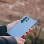 La parte trasera del Samsung Galaxy S25 Ultra, en su acabado de color 'Titanio Azul'