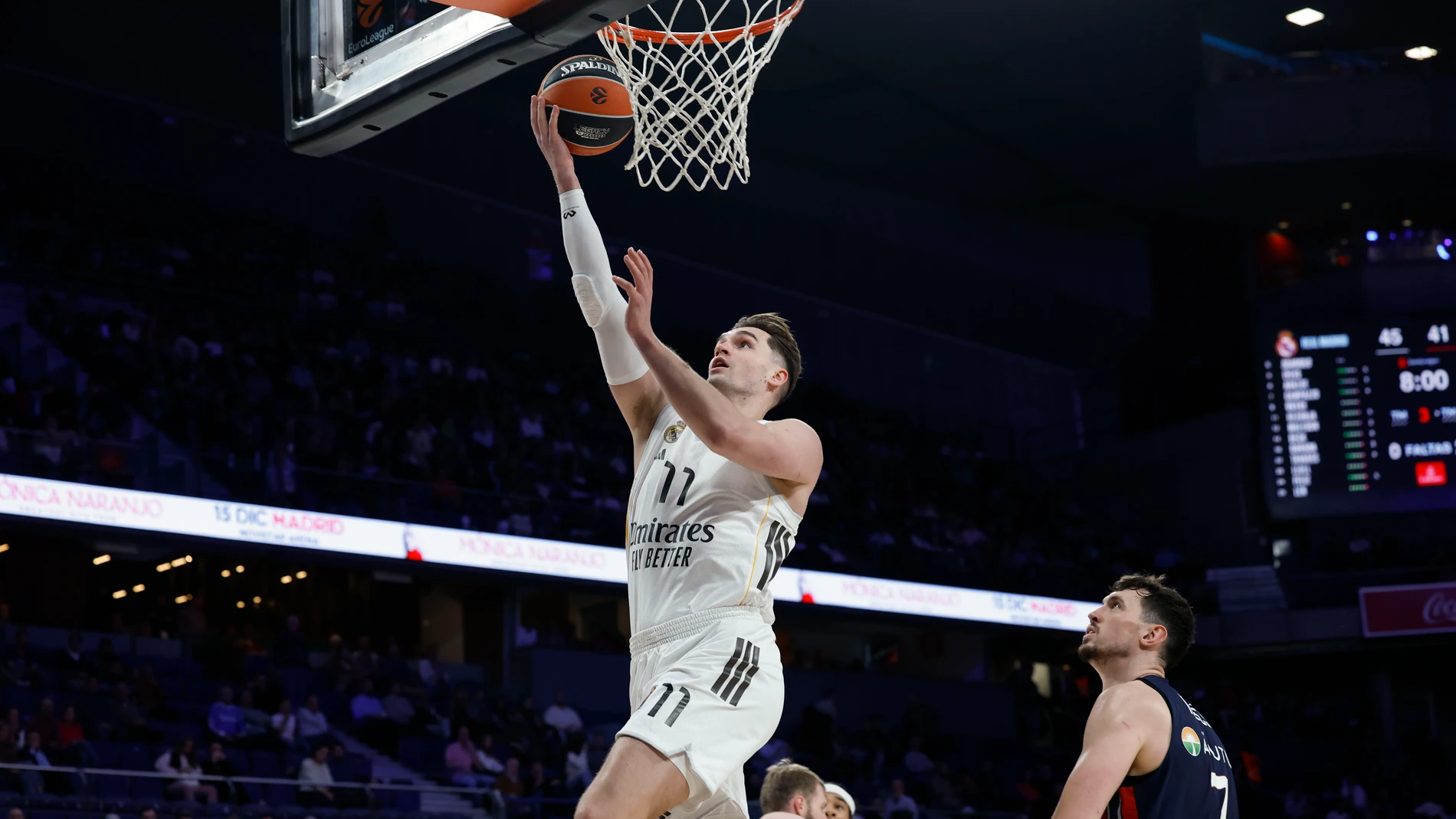MADRID, 11/12/2025.- El alero croata del Real Madrid Mario Hezonja (i) entra a canasta durante el partido de la jornada 15 de la EuroLiga que Real Madrid y Baskonia disputan hoy jueves en el Movistar Arena, en Madrid. EFE/Juanjo Martín