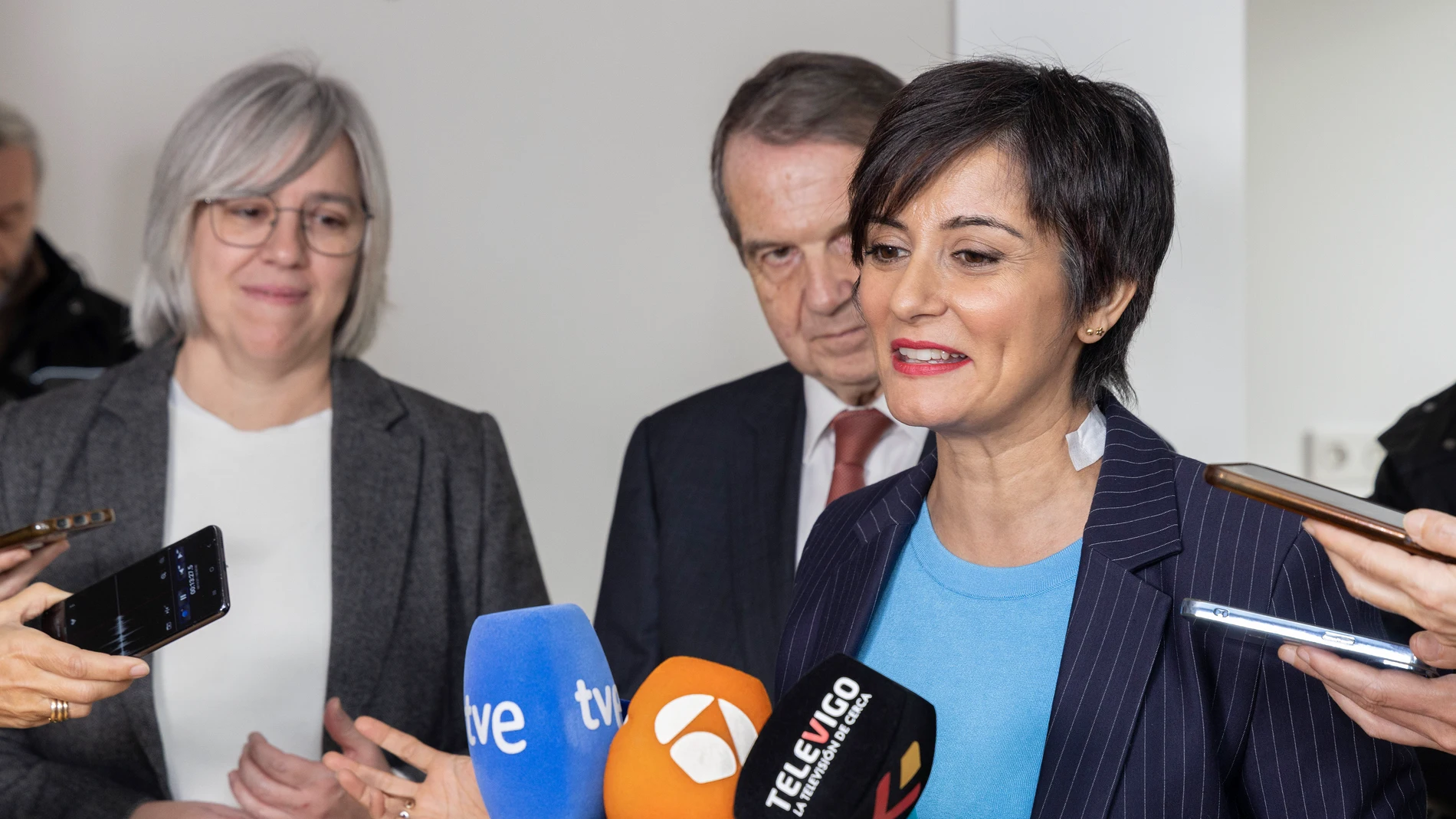 Vigo (Pontevedra), 11/12/2025.- La ministra de Vivienda Isabel Rodriguez y el alcalde de Vigo Abel Caballero, visitaron las viviendasa entregar en la Gran Vía de Vigo y que serán gestionadas por la empresa del Estado CASA47.- EFE / Salvador Sas