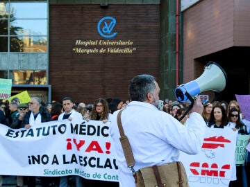 SANTANDER, 11/12/2025.- M&eacute;dicos de Santander se manifiestan este jueves en contra del Estatuto Marco. Un total de 843 de los 2.280 m&eacute;dicos del Servicio C&aacute;ntabro de Salud, el 36,97 %, han secundado el paro en el tercer d&iacute;a de huelga nacional convocada hasta ma&ntilde;ana, viernes, para exigir al Gobierno central un estatuto propio. EFE/Eva Garc&iacute;a 