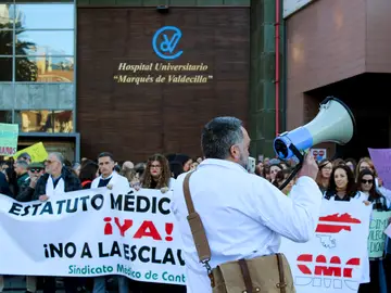 Casi un tercio de los médicos en Cantabria secunda la huelga en su penúltimo día SANTANDER, 11/12/2025.- Médicos de Santander se manifiestan este jueves en contra del Estatuto Marco. Un total de 843 de los 2.280 médicos del Servicio Cántabro de Salud, el 36,97 %, han secundado el paro en el tercer día de huelga nacional convocada hasta mañana, viernes, para exigir al Gobierno central un estatuto propio. EFE/Eva García