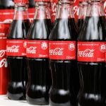 Adi&oacute;s al color rojo en las coca colas: este pa&iacute;s lo cambia por verde y este es el motivo