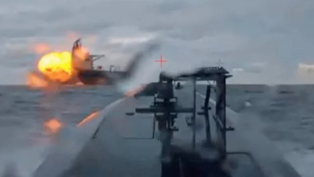 Un dron marítimo ucraniano muestra al Dashan, un petrolero de la llamada "flota en la sombra" de Rusia, siendo impactado por otro dron marítimo en el Mar Negro,