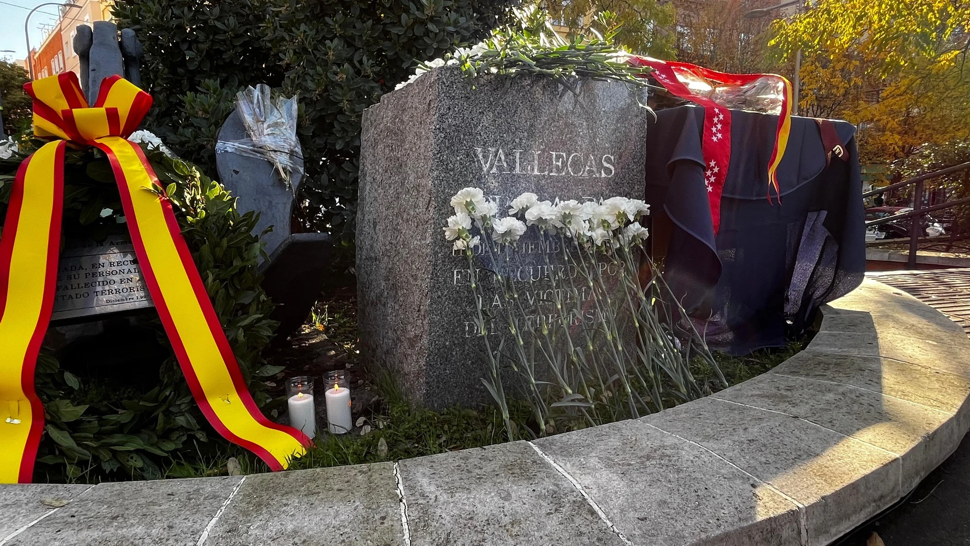 Monolito en recuerdo de las víctimas del atentado de ETA en Puente de Vallecas, tras el acto por el 30º aniversarioEUROPA PRESS11/12/2025