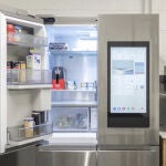 La pantalla de los frigor&iacute;ficos Samsung te permite interactuar con la nevera, pero ahora tambi&eacute;n te muestra anuncios