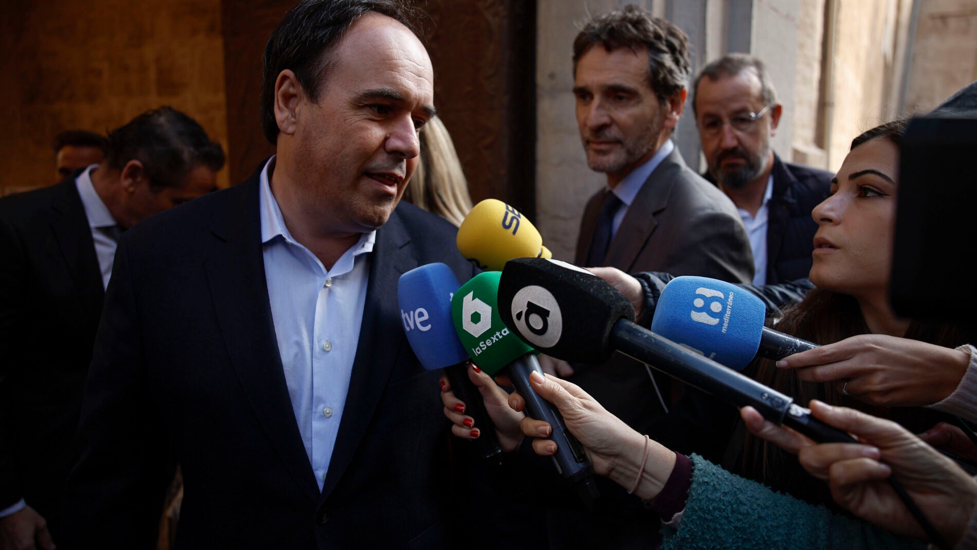 GRAFCVA1208. VALÈNCIA, 12/12/2025.- El president de la Generalitat, Juanfran Pérez Llorca, y la alcaldesa de València, María José Catalá, asisten a la exposición “160 años de Las Provincias”. En la imagen Pérez Llorca tiende a los medios a su llegada al acto. EFE/Biel Aliño 