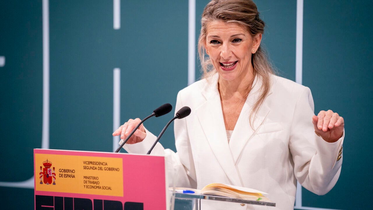 Comunistas genuflexos de coche oficial