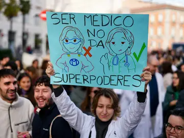 Huelga de médicos en Madrid contra la reforma del Estatuto Marco de Mónica García. Huelga de médicos en Madrid contra la reforma del Estatuto Marco de Mónica García.