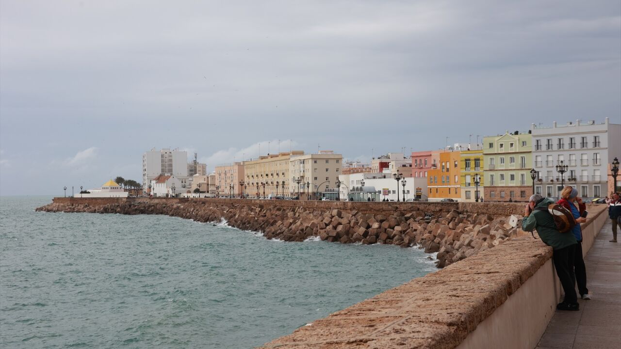 https://fotografias-2.larazon.es/clipping/cmsimages01/2025/12/12/34B02C58-3FDF-4FD7-9393-F7C0AAC5A530/detalle-ciudad-cadiz_69.jpg?crop=1920%2C1080%2Cx0%2Cy101&format=jpg&height=720&optimize=low&width=1280