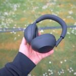 Los auriculares Sony WH-1000XM6 son de gama alta