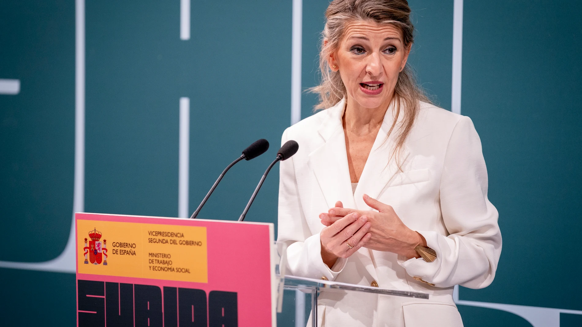 La vicepresidenta segunda y ministra de Trabajo y Economía Social, Yolanda Díaz, durante la presentación del IV Informe de la Comisión Asesora para actualizar el SMI en 2026, en el Ministerio de Trabajo y Economía Social, a 12 de diciembre de 2025, en Madrid (España). El IV Informe de la Comisión Asesora para el SMI en 2026 recomienda una subida del Salario Mínimo Interprofesional (SMI) en España de entre un 3.1% y un 4.7%, lo que situaría la cifra mensual entre 1.221 y 1.240 euros. 12 DICIE...