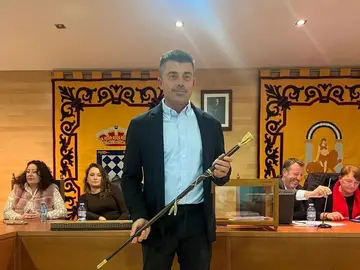 El nuevo alcalde de Fines (Almería), José Manuel López El nuevo alcalde de Fines (Almería), José Manuel López, sostiene el bastón de mando tras su elección en el pleno de investidura.Sebastián Hipperdinger / Europa Press12/12/2025