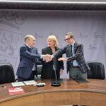 Leticia Garc&iacute;a, Enrique Oliveira y Juan Manuel Corchado tras firmar el acuerdo