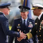 Alvin Hosely, a la derecha, saluda a su sustituto, el general Evan L. Pettus, en presencia del jefe del Estado Mayor Conjunto, Dan Caine