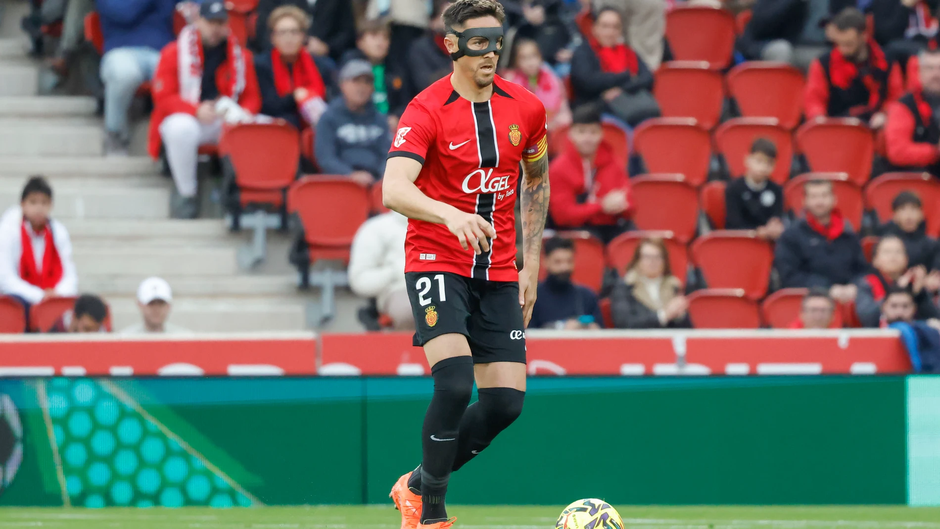 PALMA DE MALLORCA, 13/12/2025.- El defensa del RCD Mallorca Antonio Raíllo durante el encuentro correspondiente a la jornada 16 de LaLiga EA Sports entre el RCD Mallorca y el Elche disputado este sábado en Son Moix. EFE/ Cati Cladera