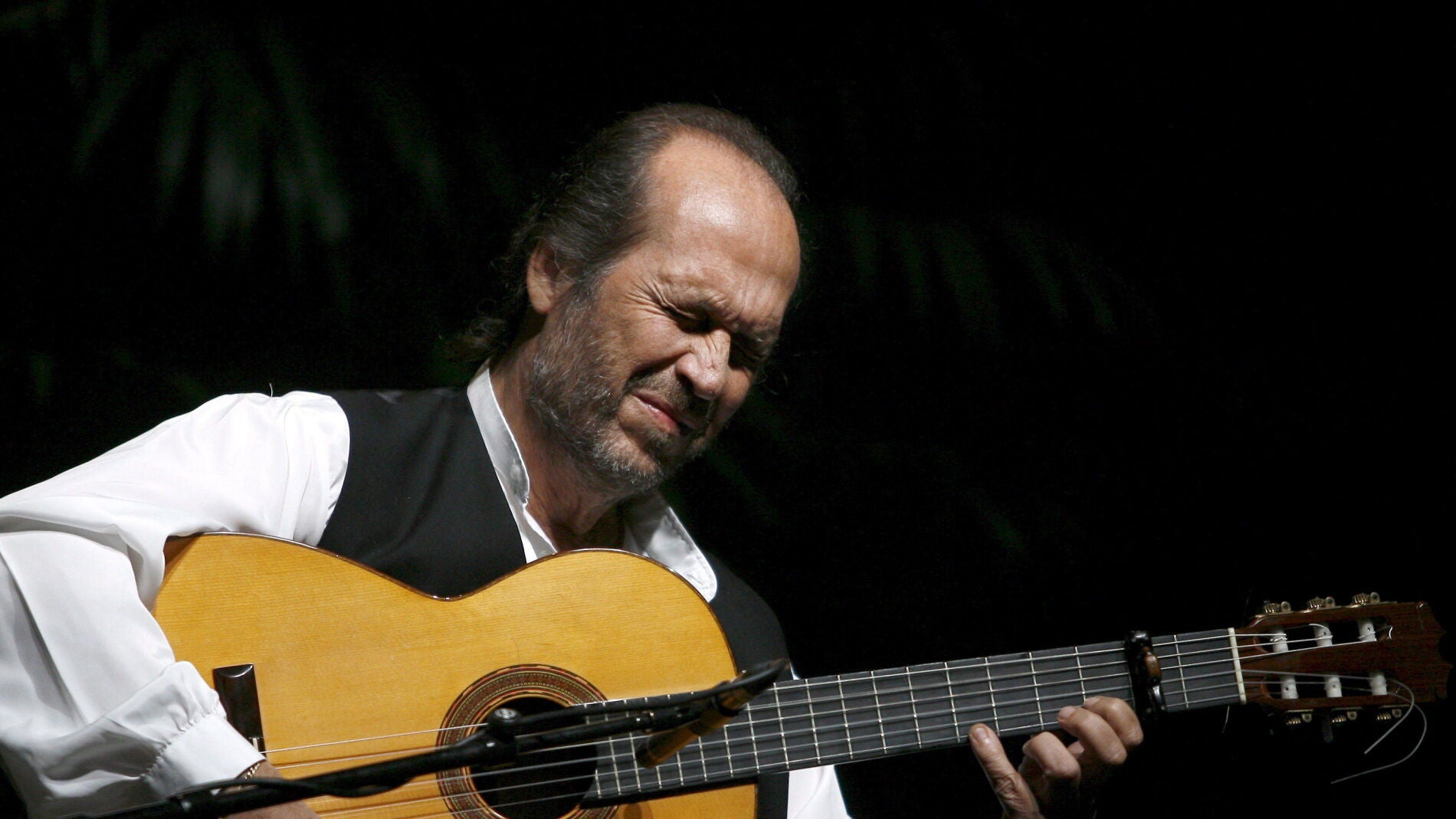 El guitarrista flamenco español Paco de Lucía durante un concierto en Lisboa (Portugal).