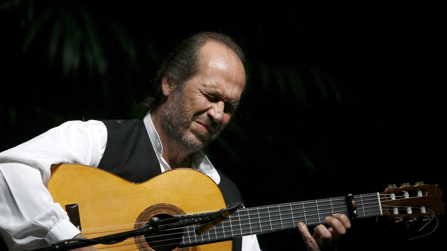 El guitarrista flamenco español Paco de Lucía durante un concierto en Lisboa (Portugal).