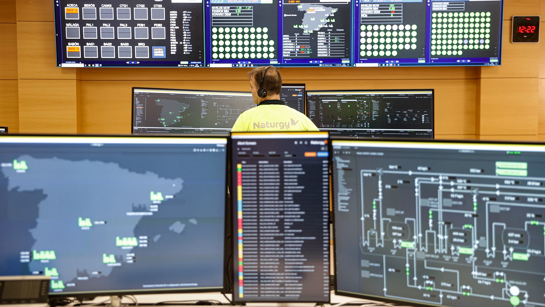 GRAFCVA1146. SAGUNTO (VALENCIA), 13/12/2025.- La multinacional energética Naturgy ha puesto en marcha en Sagunto (Valencia) un centro de control remoto desde el cual opera las 17 centrales de ciclo combinado que tiene en España, un proyecto pionero a nivel mundial en el que ha invertido unos 8 millones de euros. En la imagen uno de los técnicos trabajando en el centro de control remoto. EFE/Manuel Bruque