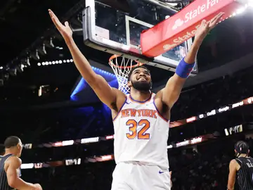 Karl-Anthony Towns celebra la victoria en la semifinal de la Emirates NBA Cup ante los Magic Karl-Anthony Towns celebra la victoria en la semifinal de la Emirates NBA Cup ante los Magic