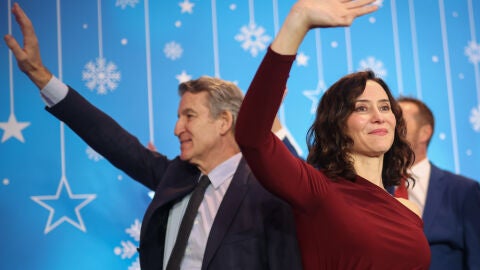 Ayuso convierte la cena de Navidad del PP en una lección de estilo con el  top burdeos de Victoria, la firma de Vicky Martín Berrocal