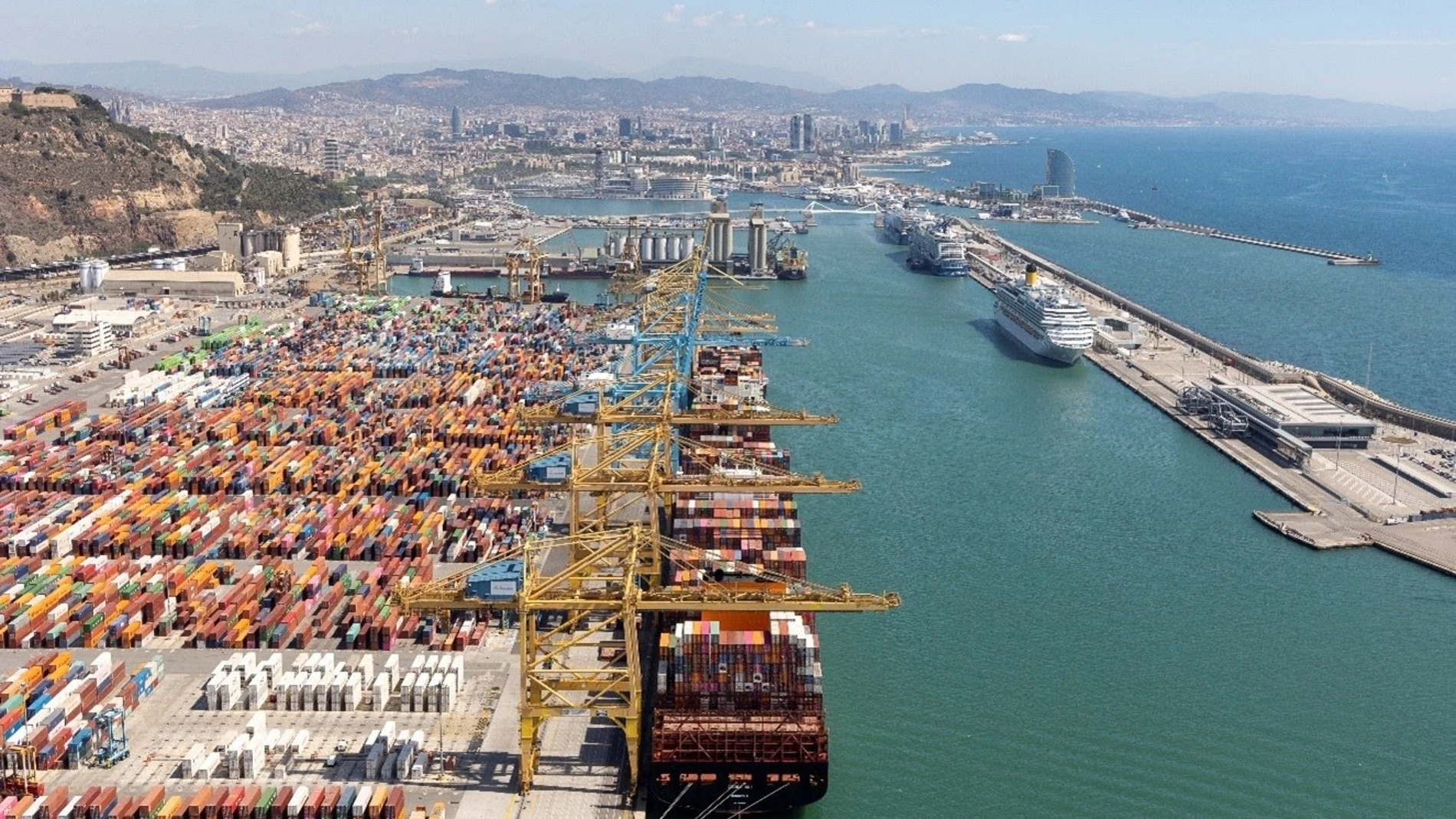 Vista aérea del Puerto de Barcelona REMITIDA / HANDOUT por PUERTO DE BARCELONA Fotografía remitida a medios de comunicación exclusivamente para ilustrar la noticia a la que hace referencia la imagen, y citando la procedencia de la imagen en la firma 15/12/2025