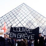 Louvre Museum workers go on strike over working conditions and security
