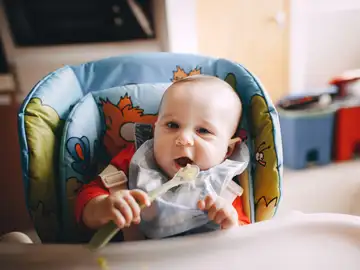 Bebé comiendo Bebé comiendo