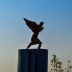 Estatua de Abbas Ibn Firnas. Es una estatua del poeta Abbas Ibn Firnas, &eacute;l fue creado en 1973 por el escultor Badri al-Samarrai, situado al principio del camino de aeropuerto internacional de Bagdad