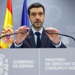 El ministro de Derechos Sociales, Consumo y Agenda 2030, Pablo Bustinduy, durante la rueda de prensa este lunes en Madrid en la que ha advertido de que su departamento cursa otros expedientes sancionadores similares al ejecutado contra la plataforma en l&iacute;nea de alquiler de viviendas tur&iacute;sticas Airbnb, multada con m&aacute;s de 64 millones de euros. 