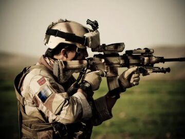 Estas son las caracter&iacute;sticas de los fusiles de asalto HK416. En la imagen, un soldado noruego equipado con HK416 