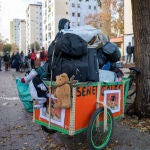 Los Mossos preparados para desalojar el asentamiento del antiguo instituto B9 de Badalona (Barcelona)
