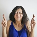 Chica cruzando los dedos