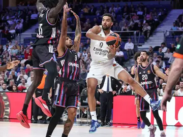 Lyles busca un compañero ante la defensa del Paris Basketball Lyles busca un compañero ante la defensa del Paris Basketball