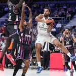 Lyles busca un compañero ante la defensa del Paris Basketball