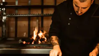 Las brasas son la seña de identidad del restaurante Las brasas son la seña de identidad del restaurante