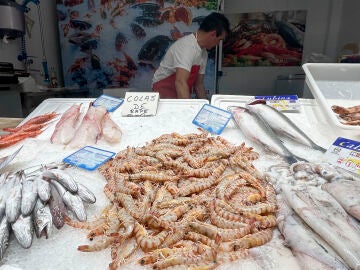 SEVILLA, 19/12/2025.-Vista de un puesto de marisco fresco en el Mercado de Triana, en Sevilla. De cara a la cena de Nochebuena muchas personas han optado por comprar gambas o langostinos semanas antes, aunque siempre hay rezagadas, que tendr&aacute;n que pagar en estos d&iacute;as el precio que se marque en la subasta diaria en lonja por estos productos. Unos 55 euros puede costar un kilo de gambas frescas para disfrutarlas en Nochebuena, un producto que no suele faltar en las mesas, en una cena en la que ...
