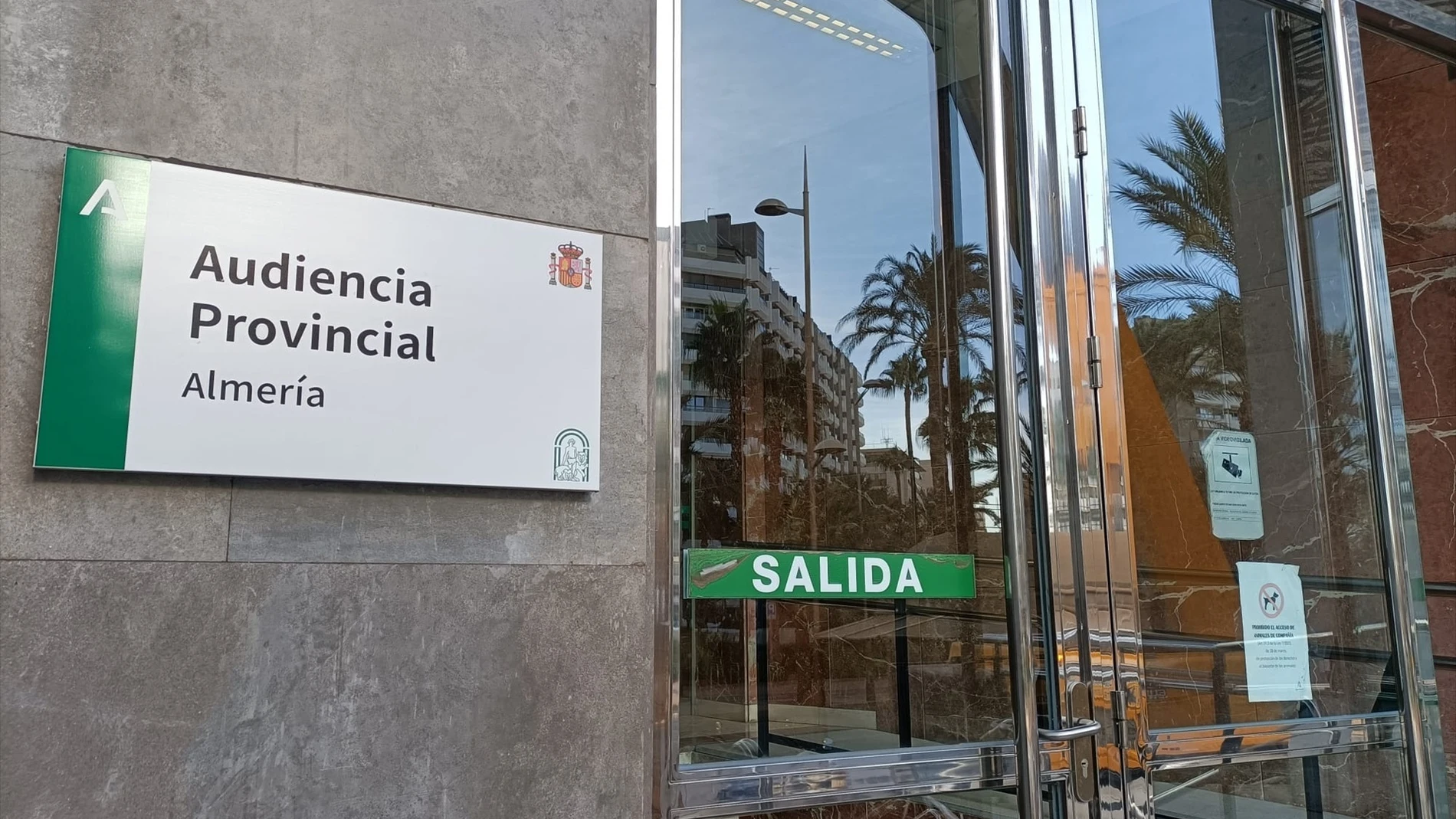 Entrada de la Audiencia Provincial de Almería.