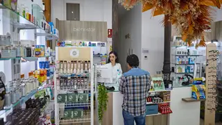 La farmacia es el establecimiento sanitario más cercano y accesible para la población La farmacia es el establecimiento sanitario más cercano y accesible para la población