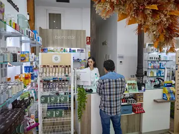 La farmacia es el establecimiento sanitario más cercano y accesible para la población La farmacia es el establecimiento sanitario más cercano y accesible para la población