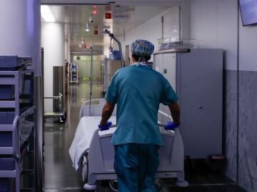 Un celador camino de quir&oacute;fano