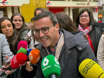 Miguel Ángel Gallardo (PSOE) visita Villanueva de la Serena (Badajoz) VILLANUEVA DE LA SERENA (BADAJOZ), 19/12/2025.- El candidato del PSOE a la Presidencia de la Junta de Extremadura, Miguel Ángel Gallardo, atiende a los medios durante su visita a Villanueva de la Serena Plaza este viernes en el que termina la campaña electoral. EFE/ Samuel Sánchez