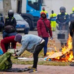 Los migrantes desalojados del B9 empiezan a abandonar la plaza donde se hab&iacute;an instalado