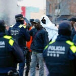 Los inmigrantes desalojados del instituto B9 siguen acampados en la calle