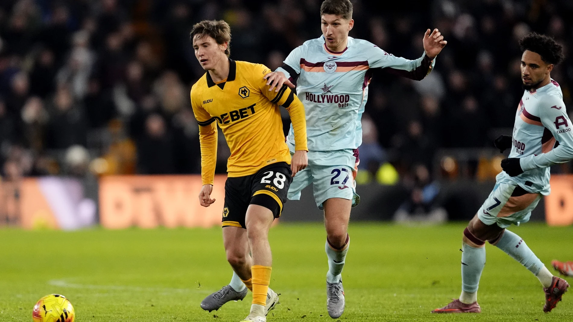 20 December 2025, United Kingdom, Wolverhampton: Wolverhampton Wanderers' Fer Lopez and Brentford's Vitaly Janelt battle for the ball during the English Premier League soccer match between Wolverhampton Wanderers and Brentford at the Molineux Stadium. Photo: Nick Potts/PA Wire/dpa 20/12/2025 ONLY FOR USE IN SPAIN