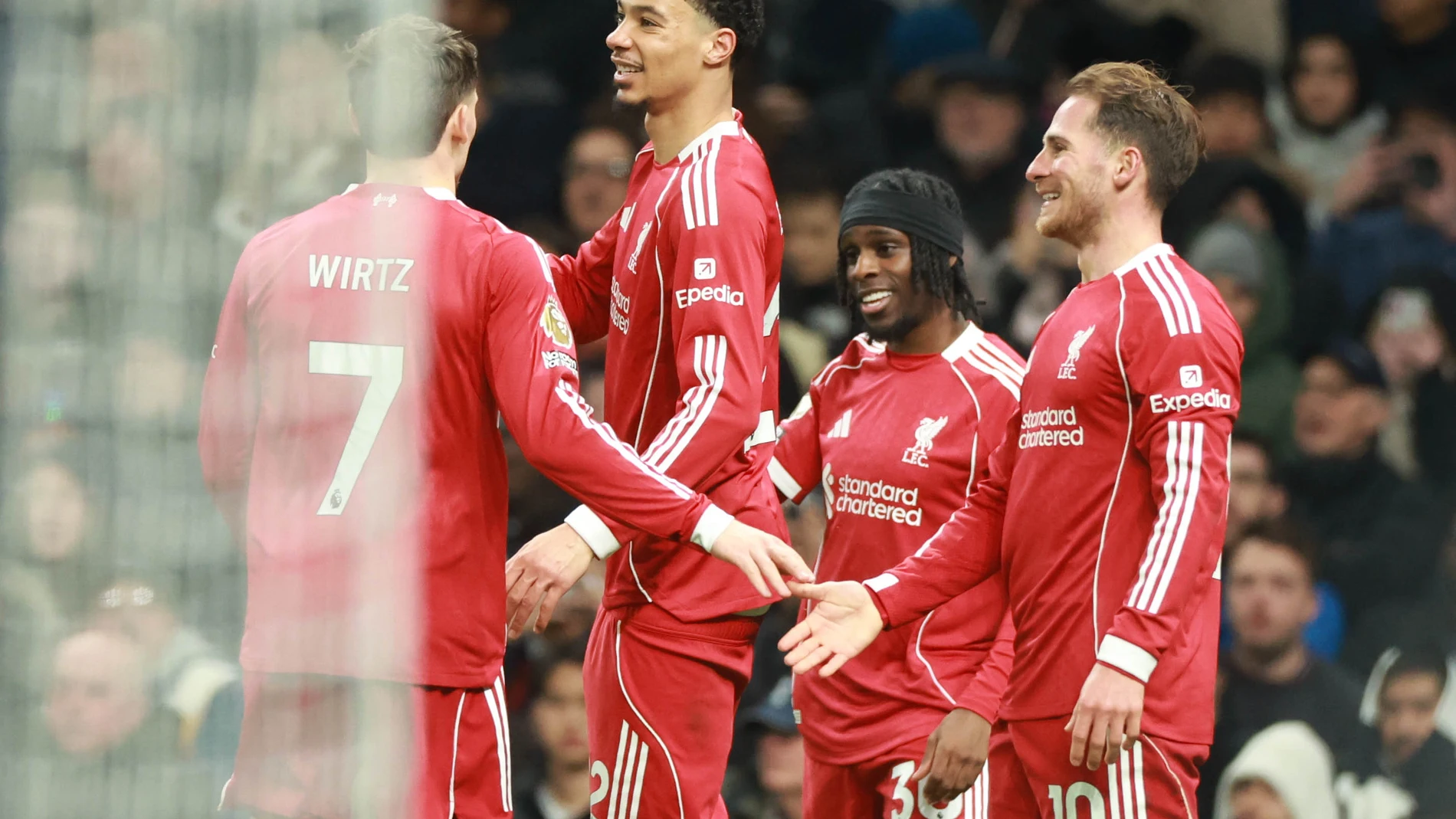 LONDON (United Kingdom), 20/12/2025.- Liverpool's Hugo Ekitike (C) celebrates with his teammates after scoring the 0-2 goal during the English Premier League match between Tottenham Hotspur and Liverpool FC, in London, Britain, 20 December 2025. (Reino Unido, Londres) EFE/EPA/NEIL HALL EDITORIAL USE ONLY. No use with unauthorized audio, video, data, fixture lists, club/league logos, 'live' services or NFTs. Online in-match use limited to 120 images, no video emulation. No use in betting, game...
