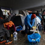 Desalojados del antiguo instituto B9 acampan bajo una salida de la C-31 por la lluvia (Badalona)
