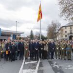 Autoridades junto a la bandera de Espa&ntilde;a en Segovia