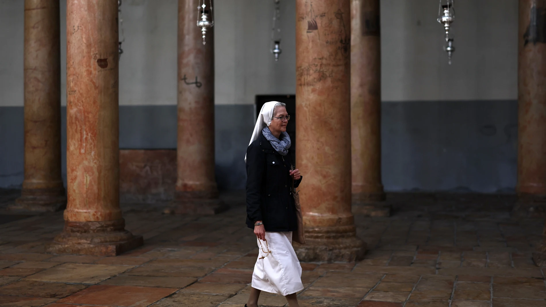 Bethlehem (-), 20/12/2025.- A Christian nun visits the Church of the Nativity ahead of Christmas Day in Bethlehem, West Bank, 20 December 2025. The Church of the Nativity is one of the oldest continuously operating churches worldwide. The structure is built over the cave that tradition marks as the birthplace of Christ, and it is considered sacred by followers of Christianity. EFE/EPA/ATEF SAFADI