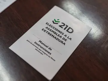 Jornada electoral en Extremadura Manual de instrucciones de las elecciones autonómicas en Extremadura en un colegio electoral, a 21 de diciembre de 2025, en Mérida, Badajoz, Extremadura (España). Alrededor de casi 891.000 extremeños han sido convocados en la jornada de hoy para ejercer su derecho al voto en unos comicios a la Asamblea de Extremadura convocados de forma anticipada por la presidenta María Guardiola tras la ruptura de apoyos parlamentarios y el fracaso en la aprobación de los Presupuestos. 21 DICIEMBRE 2025;RE...